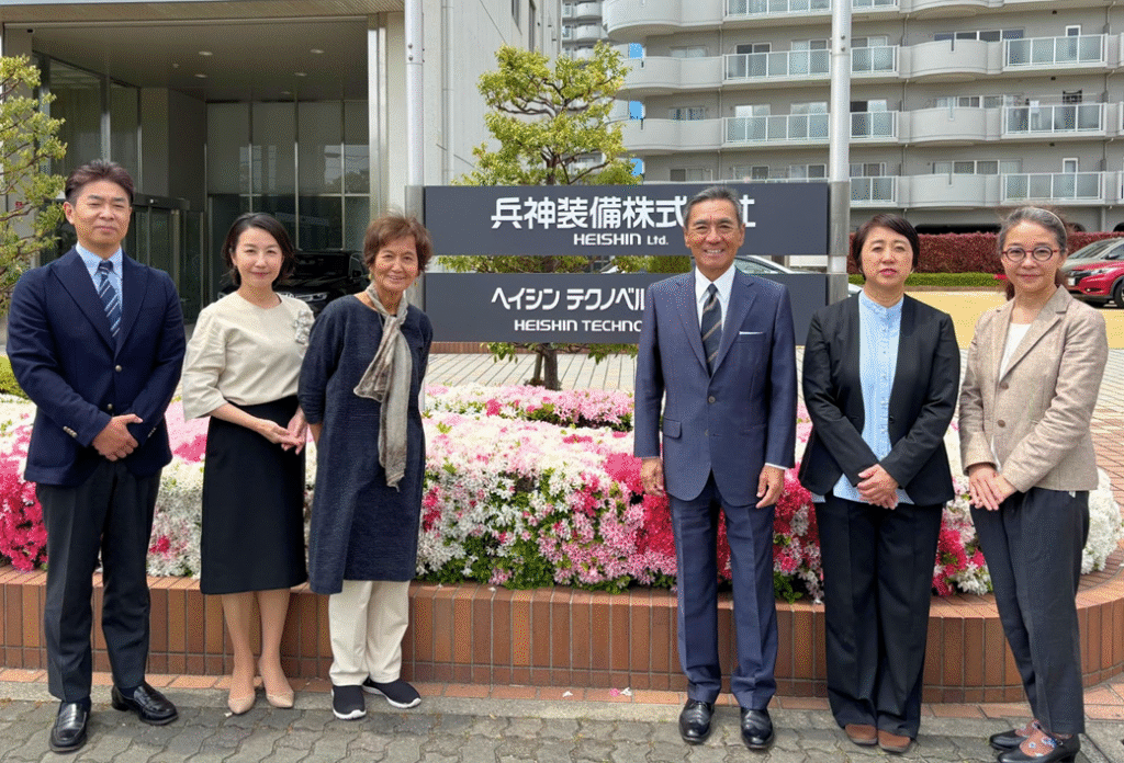 (写真左より)株式会社パリミキ 代表取締役社長 恒吉 裕司様、NPO法人つなげる 代表理事 中原美智子様、認定NPO法人女性と子ども支援センター ウィメンズネット・こうべ 代表理事 正井 禮子、兵神装備株式会社 代表取締役会長 小野 純夫様、特定非営利活動法人こどもサポートステーション・たねとしずく代表理事 大和 陽子様、しんぐるまざあず・ふぉーらむ・神戸ウエスト 代表 安木 麻貴様